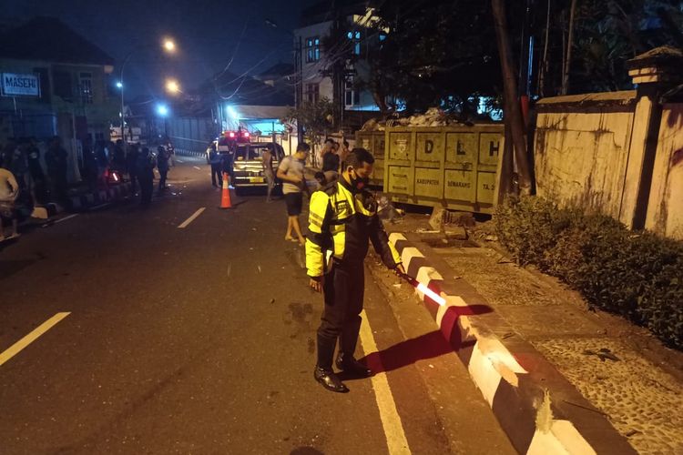 Anggota Satlantas Polres Semarang melakukan olah TKP lokasi kecelakaan tunggal.