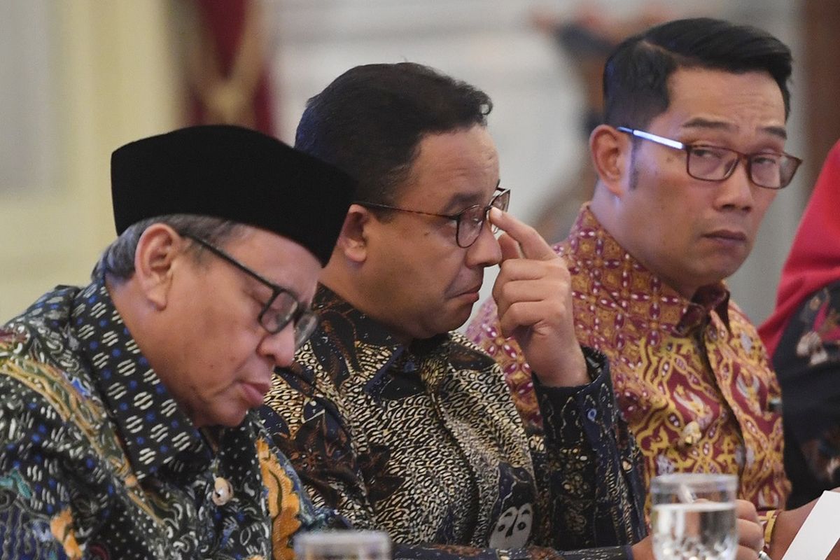 Gubernur DKI Jakarta Anies Baswedan (tengah) bersama Gubernur Banten Wahidin Halim (kiri) dan Gubernur Jawa Barat Ridwan Kamil (kanan) mengikuti rapat pencegahan dan penanganan dampak banjir yang dipimpin oleh Presiden Joko Widodo di Istana Merdeka, Jakarta, Rabu (8/1/2020). ANTARA FOTO/Akbar Nugroho Gumay/foc.