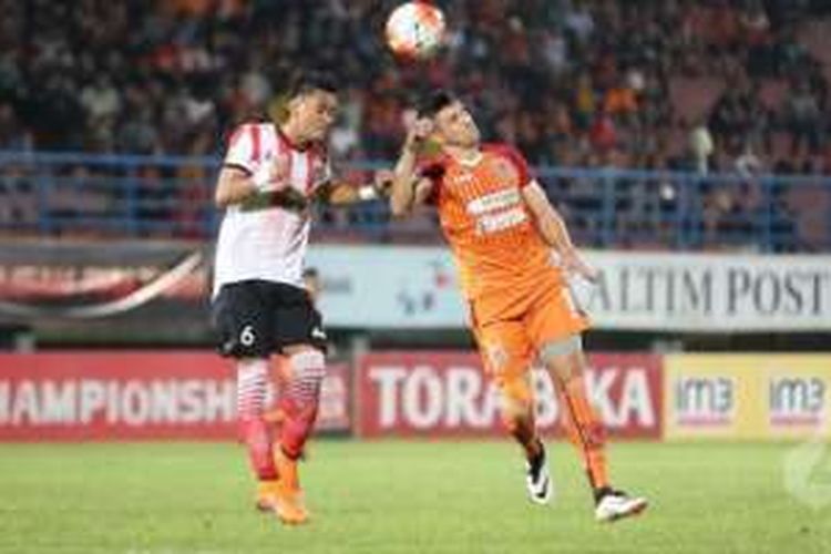 Striker PBFC, Pedro Javier (kanan) duel dengan bek Persija, Maman Abdurahman pada laga di Stadion Segiri, Samarinda, Minggu (3/7/2016) malam. 