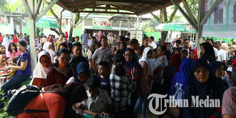 Calon siswa didampingi orangtua/wali murid mengantre saat pendaftaran Penerimaan Peserta Didik Baru (PPDB) Sekolah Menengah Pertama (SMP), di SMP Negeri 1 Medan, Selasa (2/7/2019). PPDB tahun ajaran 2019/2020 tingkat SMP di Kota Medan dibuka mulai hari ini, Selasa 2 Juli hingga Sabtu 6 Juli 2010 (M Daniel Effendi Siregar)