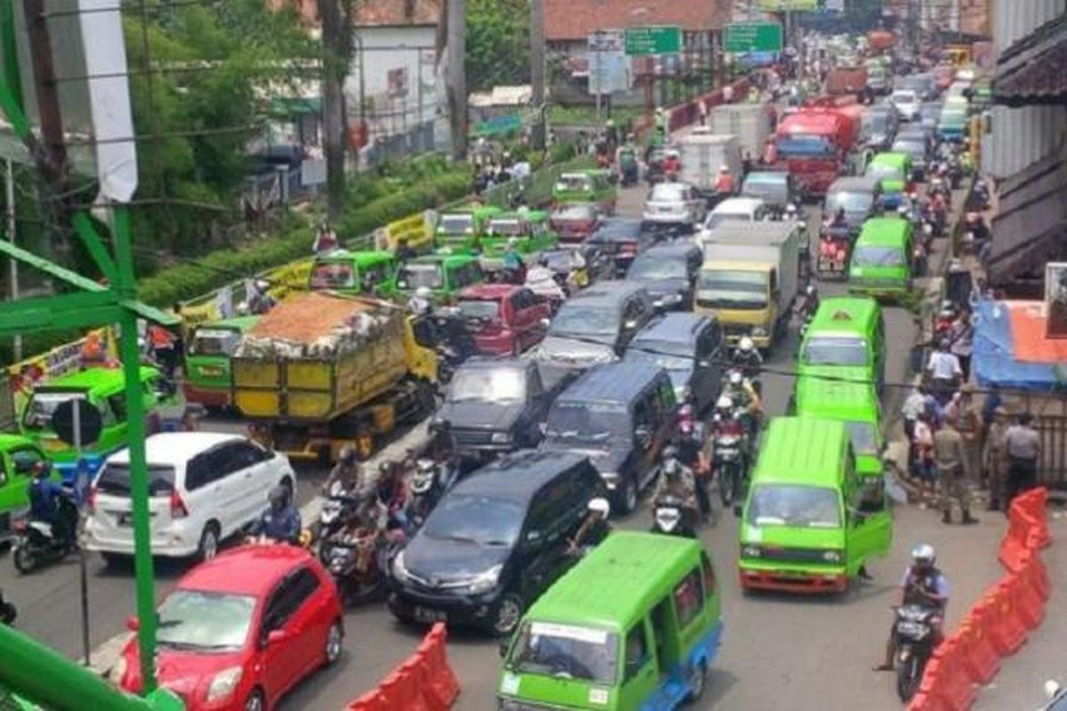 Kondisi macet di Jl Kapten Muslihat, Kota Bogor. Banyaknya angkot yang tidak seimbang dengan kapasitas jalan dituding sebagai biang keladi kemacetan.