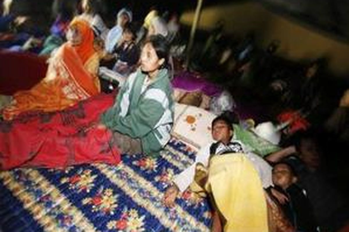 Warga di Desa Jayapura, Kecamatan Cigalontang, Kabupaten Tasikmalaya, Jawa Barat, mengungsi di tenda-tenda darurat, Rabu (2/9) malam, menyusul gempa berkekuatan 7,3 skala richter yang terjadi pada sore hari.