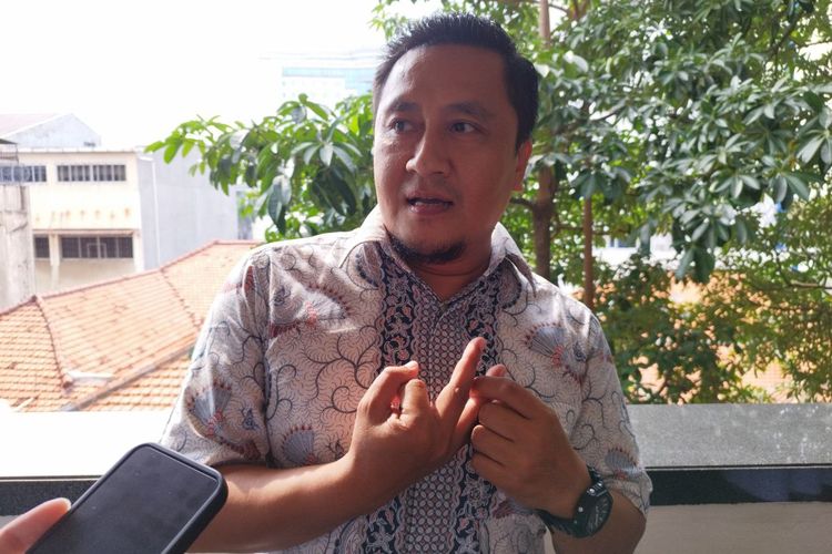 Kakak Ade Yunia Rizabani alias Icha, Destiawan (43), saat diwawancarai usai sidang putusan sela di PN Jakpus, Rabu (10/5/2023). (KOMPAS.com/XENA OLIVIA)