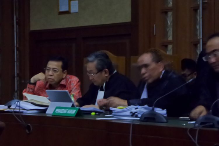 Setya Novanto duduk di kursi terdakwa di Gedung Pengadilan Tipikor Jakarta, Kamis (25/1/2018).
