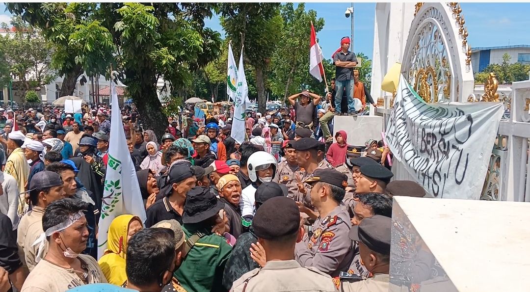 Demo Tanah di Kantor Gubernur Sumut Sempat Ricuh, Massa Lempar Botol ke Polisi