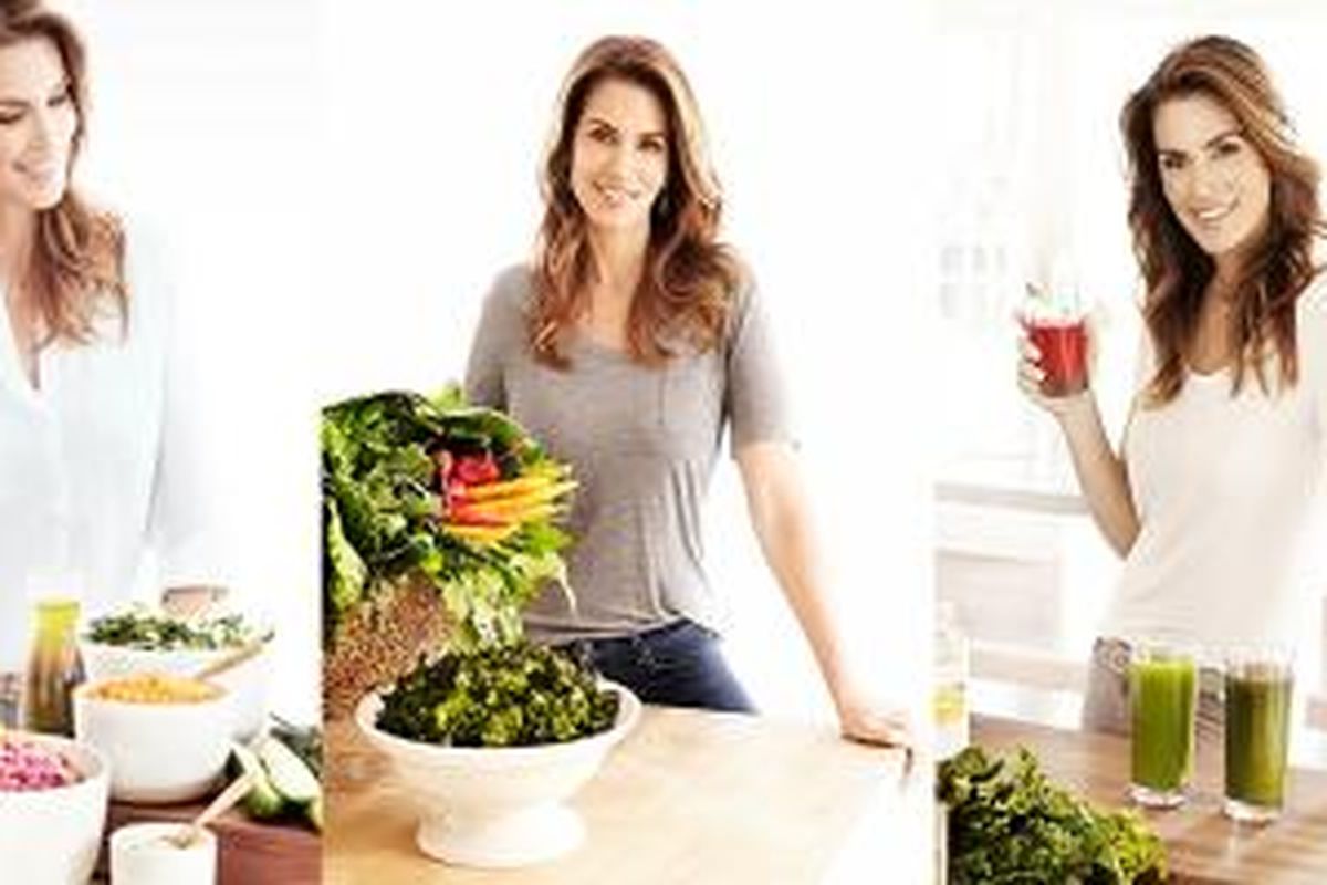 Cindy Crawford bekerjasama dengan pendiri Urban Remedy, Neka Pasquale meluncurkan produk paket makanan yang dinamakan Cindy's Essentials. 