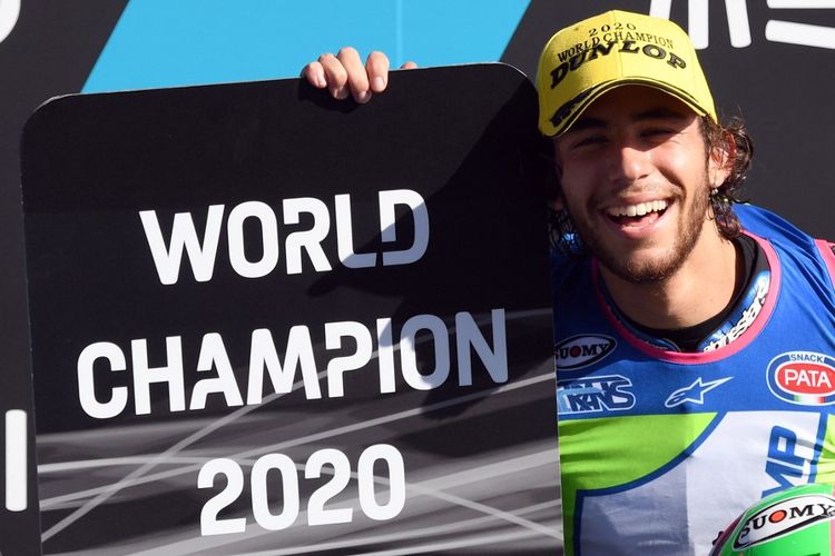 Enea Bastianini saat jadi juara dunia Moto2 2020. (Photo by PATRICIA DE MELO MOREIRA / AFP)