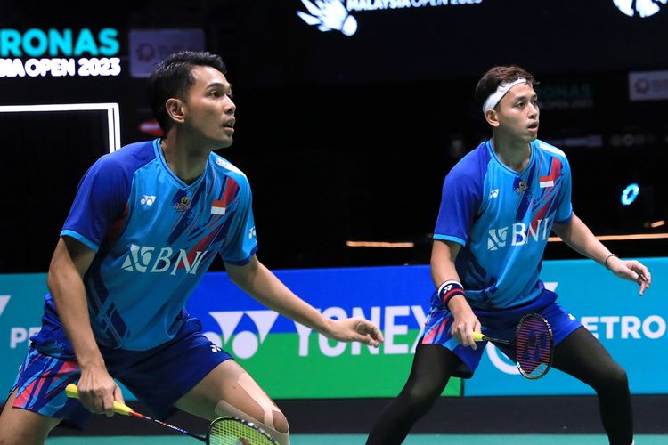 Ganda putra Indonesia Fajar Alfian/Muhammad Rian Ardianto saat melawan Kang Min-hyuk/Seo Seung-jae (Korea Selatan) pada semifinal Malaysia Open 2023, Sabtu (14/1/2023). Fajar/Rian menang 21-18, 21-17 dan melaju ke final Malaysia Open 2023. 