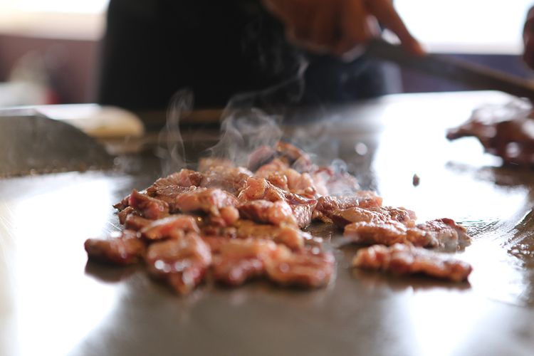 Daging Sher Wagyu yang dimasak dengan cara shabu-shabu di Kahyangan Resto, Jakarta diabadikan melalui bidikan kamera ponsel oleh salah satu tamu, Rabu (20/3/2019). Sher Wagyu adalah daging khas Jepang yang dikembangkan di Australia, dan menjadi produk wagyu asal luar negeri pertama yang bisa masuk ke pasar Jepang. Kini menu andalah Sher Wagyu ini dapat ditemukan di Kahyangan Resto.