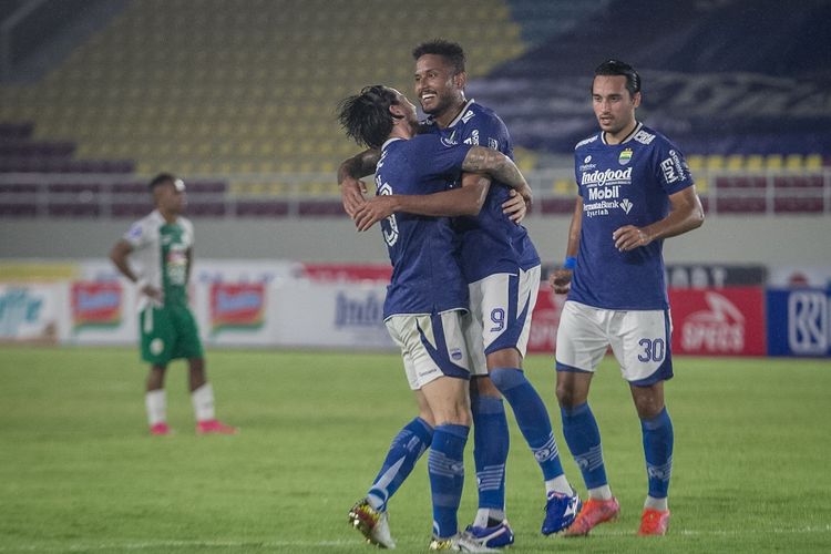 Pesepak bola Persib Bandung Wander Luiz Queiroz Diaz (kedua kanan) merayakan gol ke gawang PSS Sleman pada pertandingan BRI Liga I di Stadion Manahan, Solo, Jawa Tengah, Jumat (22/10/2021). Pada pertandingan tersebut Persib Bandung menang atas PSS Sleman dengan skor 4-2. ANTARA FOTO/Mohammad Ayudha/foc. 