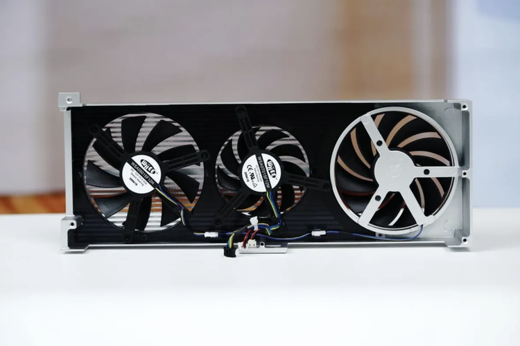 GPU LX 7G100 buatan Lisuan Tech ludes dipesan sebanyak 30.000 unit hanya dalam kurun waktu 48 jam sejak peluncurannya.