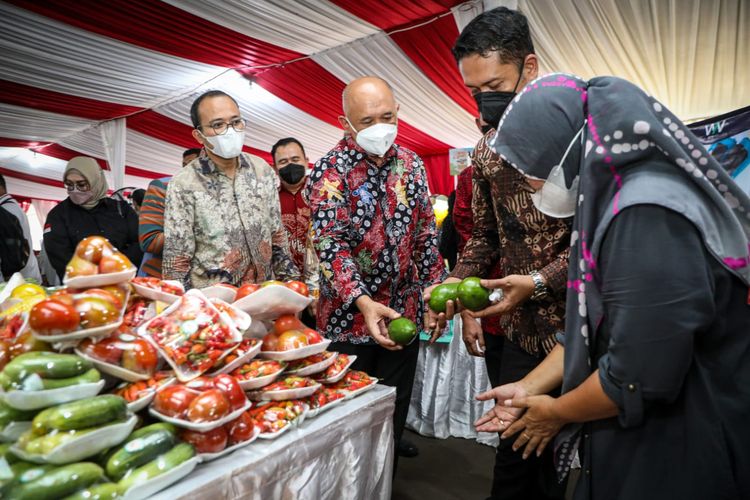 Menteri Koperasi dan Usaha Kecil Menengah (UKM), Teten Masduki meninjau acara Pasar Kaget SMESCO di Gedung SMESCO, Pancoran, Jakarta Selatan pada Selasa (26/4/2022).