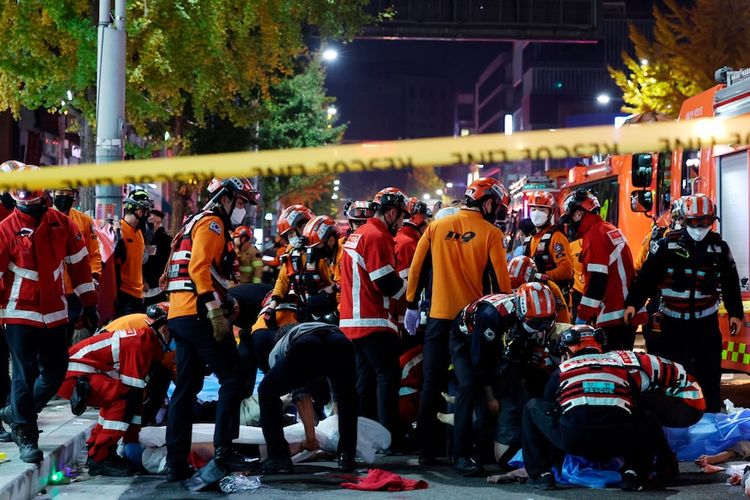 Petugas penyelamat dan pemadam kebakaran bekerja di lokasi kerumunan Helloween di Itaewon Seoul, Korea Selatan, Sabtu, 29 Oktober 2022. Puluhan orang dilaporkan mengalami serangan jantung, sesak napas dan terdapat korban tewas