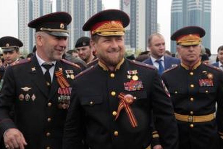 Pemimpin Chechnya Ramzan Kadyrov (tengah) dalam balutan seragam militer Rusia.