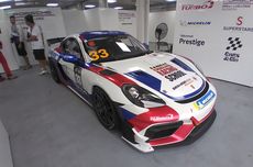 Ulik Mobil Balap Porsche Cayman 718 GT4 RS Clubsport