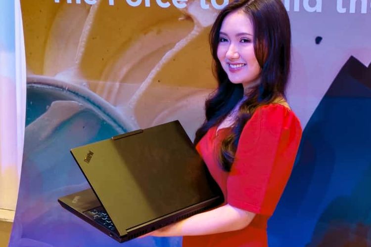 Seorang model memamerkan laptop workstation Lenovo ThinkPad P16 Gen 3 dalam acara peluncuran ThinkPad P-Series terbaru di Indonesia di Thamrin Nine Ballroom, Jakarta Pusat, Selasa (11/11/2025).