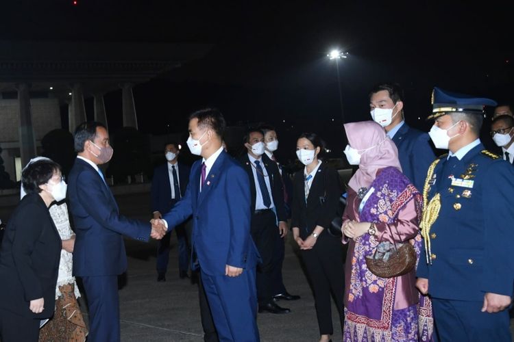 Presiden Joko Widodo dan Ibu Iriana Joko Widodo saat akan bertolak dari Seoul Air Base Seongnam, Korea Selatan menuju Bandara Soekarno Hatta, pada Kamis (28/7/2022).