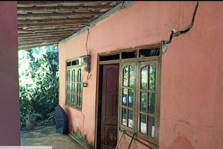 Salah satu rumah warga di Desa Sukowuwuh Kecamatan Bener Kabupaten Purworejo yang mengalami rusak akibat tanah bergerak 