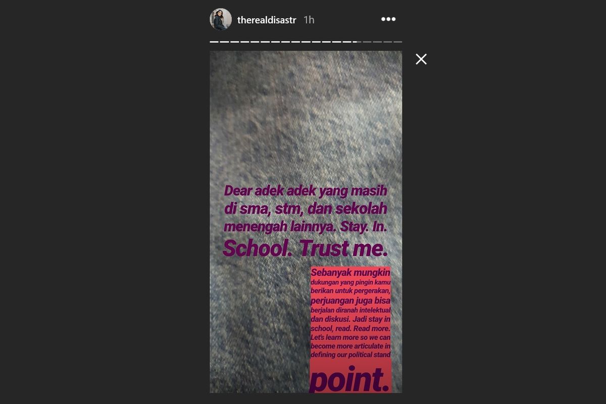 Melalui Insta Story, artis peran Dian Sastro mengimbau para pelajar untuk tetap di sekolah dan tidak ikut berdemo.