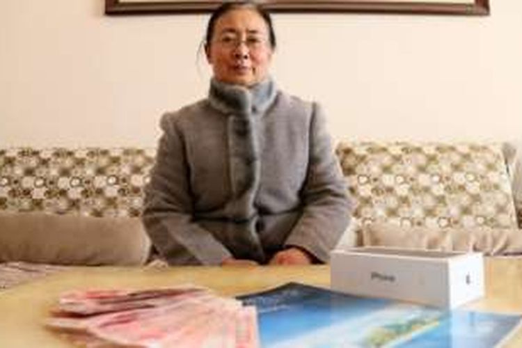 Li Yanling (63) menawarkan sejumlah uang dan satu uni iPhone 7 bagi siapa saja yang mau menemaninya berlibur dan berperan sebagai anaknya.