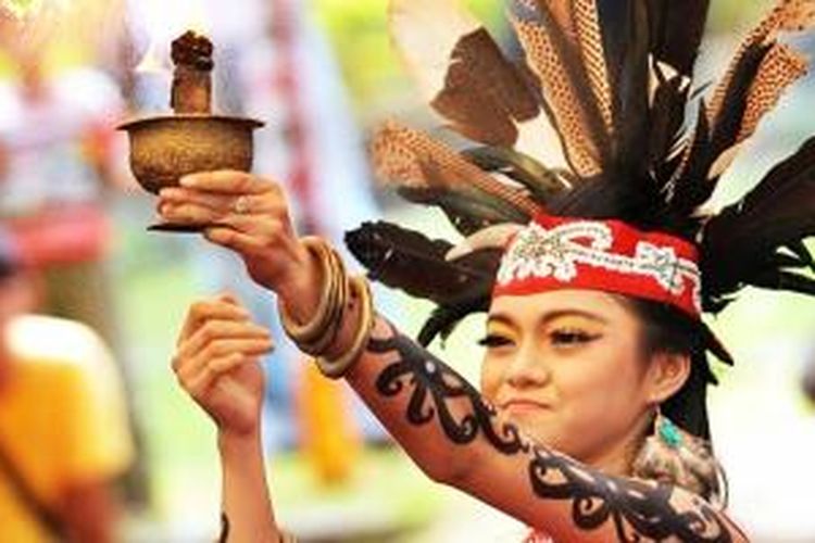 Putri Pariwisata Kalteng 2013 Fia Delfia Adventy saat menampilkan Tari Iruang Wundrung pada Pesta Kesenian Bali ke-36 di Taman Budaya Denpasar, Bali.