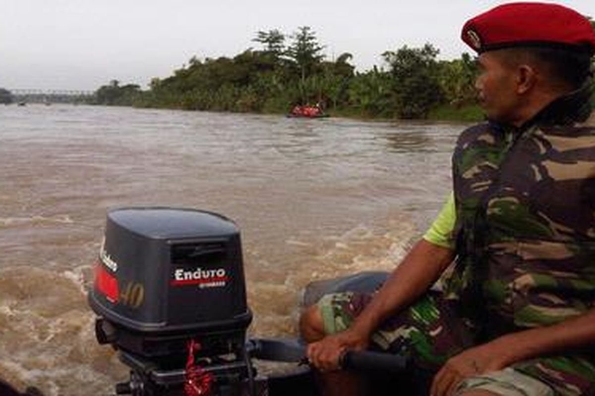 Seorang Anggota Kopassus sedang menyusuri Bengawan Solo, khusus di wilayah Sukoharjo, dalam kegiatan yang diberi nama  Save Bengawan Solo, Kamis (15/3/2012).