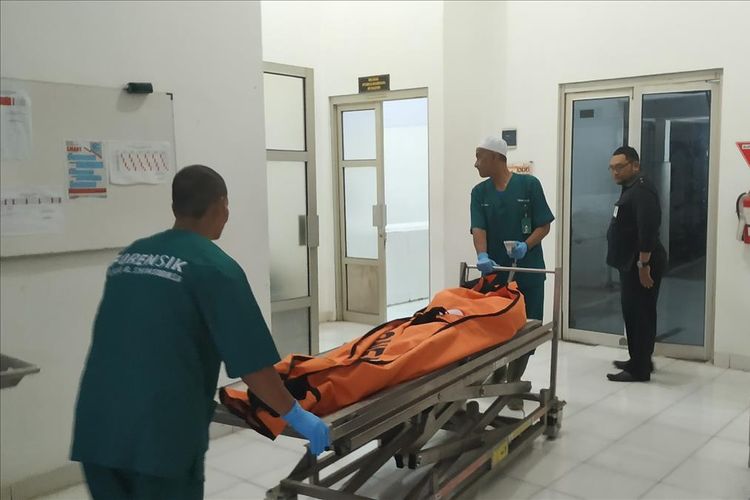 Petugas membawa jenazah di ruang instalasi pemulasaran jenazah  RSUD R Syamsudin, Sukabumi, Jawa Barat, Senin (22/7/2019).