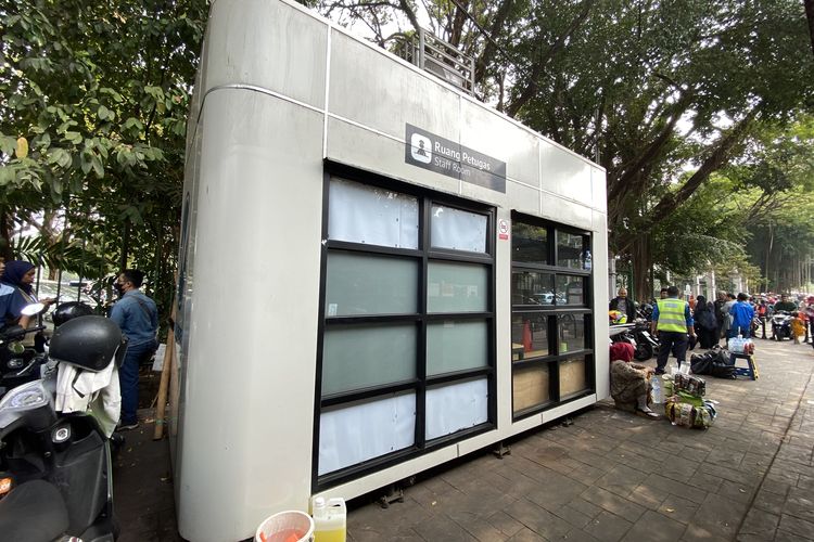 Bau Pesing, Celah Sempit, dan Toilet 100 Meter di Balik Halte IRTI Monas