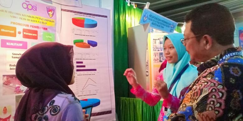 Direktur Direktorat Pembinaan SMA Purwadi Sutanto mengunjugi salah satu stan pameran penelitian dalam ajang OPSI 2018 yang akan berlangsung 15-20 Oktober 2018 di Semarang, Jawa Tengah.