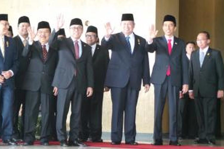 Wakil Presiden Boediono, wakil presiden terpilih Jusuf Kalla, Ketua MPR Zulkifli Hasan, Presiden RI Susilo Bambang Yudhoyono, dan presiden terpilih Joko Widodo (kiri-kanan) melambaikan tangan ke arah wartawan jelang pelantikan Presiden dan Wakil Presiden RI di Ruang Paripurna I Gedung Nusantara Kompleks Parlemen, Senin (20/10/2014).