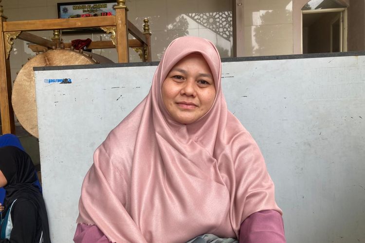 Endah (41), sedang menunggu anaknya, Zahra, mengikuti Ujian Tulis Berbasis Komputer (UTBK) di Universitas Pembangunan Nasional Veteran Jakarta (UPNVJ) di Jakarta Selatan, Kamis (23/4/2026).