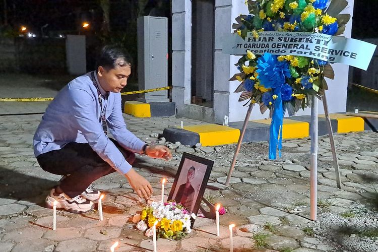 Tabur bunga di lokasi penembakan juru parkir Hotel Braga Purwokerto, Kabupaten Banyumas, Jawa Tengah, Senin (29/4/2024) malam.
