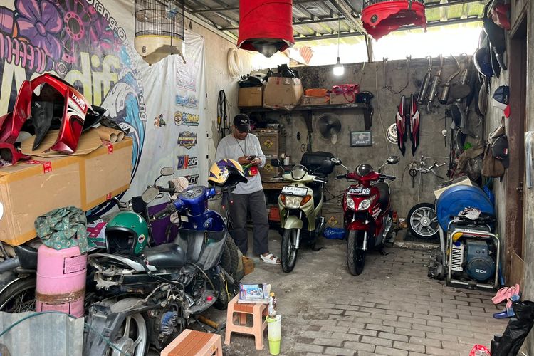 Suasana bengkel restorasi Agus Goeslaw di Cibubur, Jakarta Timur.