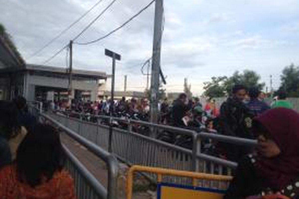 Suasana Stasiun Tanah Abang, Jakarta Pusat, Rabu (22/4/2015). Tepat pada hari ini, rekayasa lalu lintas dilakukan di sepanjang Jalan Sudirman-Thamrin dan sekitarnya dalam rangka Konferensi Asia Afrika. Para karyawan yang berkantor di sana diminta untuk menggunakan moda transportasi lain, salah satunya kereta.