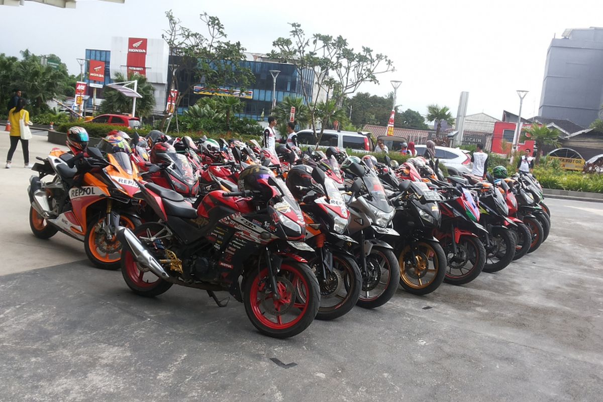 Deretan sepeda motor Honda CBR dari berbagai jenis milik para anggota CBR Riders Club Jakarta yang tengah merayakan hari jadi komunitasnya yang ke-11 di One Bel Park Mal, Pondok Labu, Jakarta Selatan, Sabtu (18/11/2017).