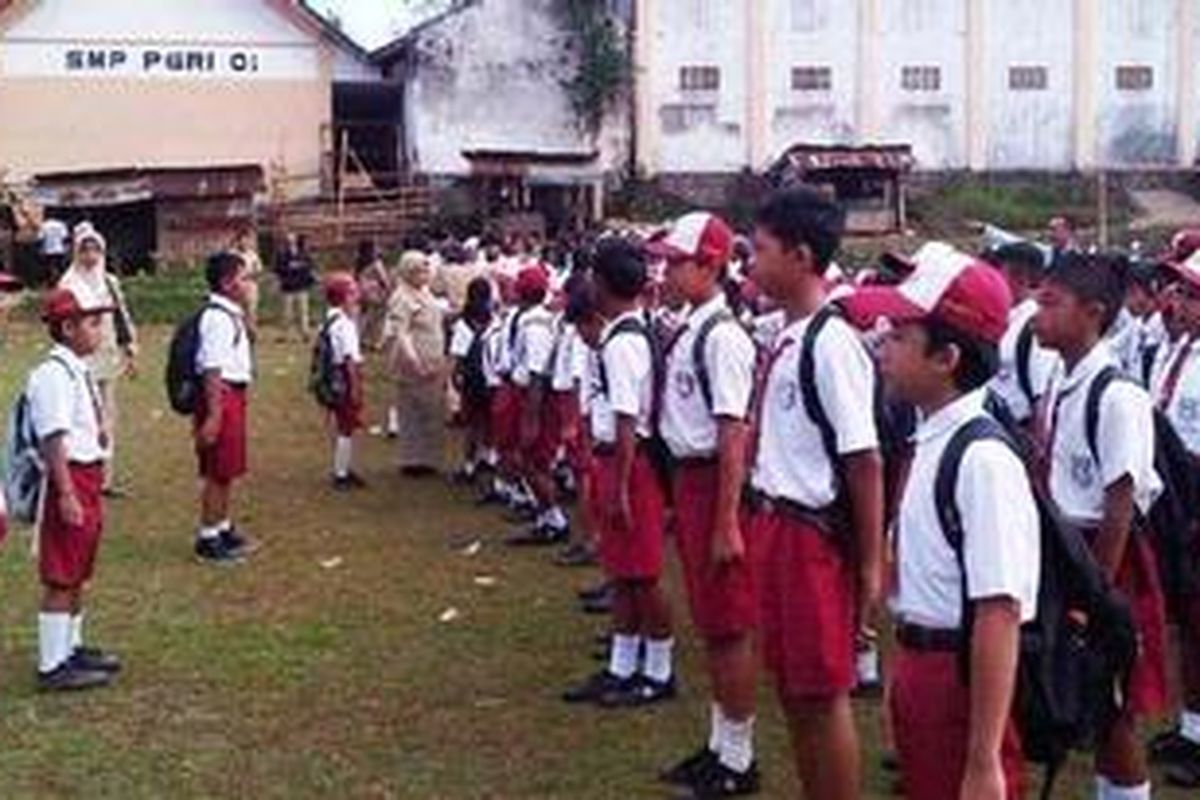 Ratusan siswa SD-SMP di Kabupaten Malang, Jawa Timur, harus rela belajar di lapangan bola, akibat gedung sekolahnya disegel pemilik tanah.Senin (22/10/2012)