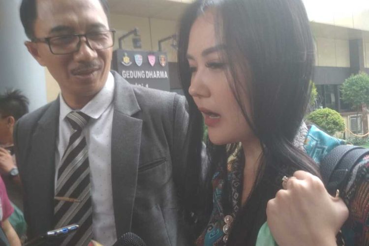 Selegram Sarah Gibson diperikaa di Mapolda Jatim terkait kasus Carding, Jumat (13/3/2020).