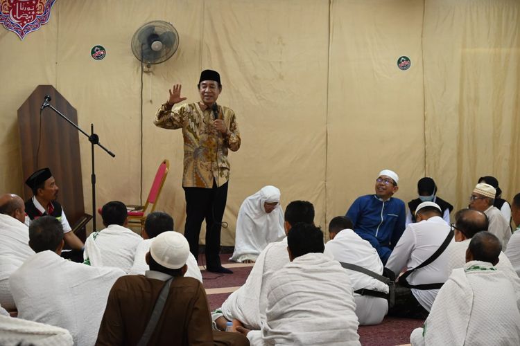 Ketua Komisi VIII Dewan Perwakilan Rakyat (DPR) Ashabul Kahfi saat mengunjungi jemaah haji embarkasi Sulawesi Selaatan (Sulsel) di Shisyah, Mekkah, Arab Saudi, Minggu (25/6/2023).
