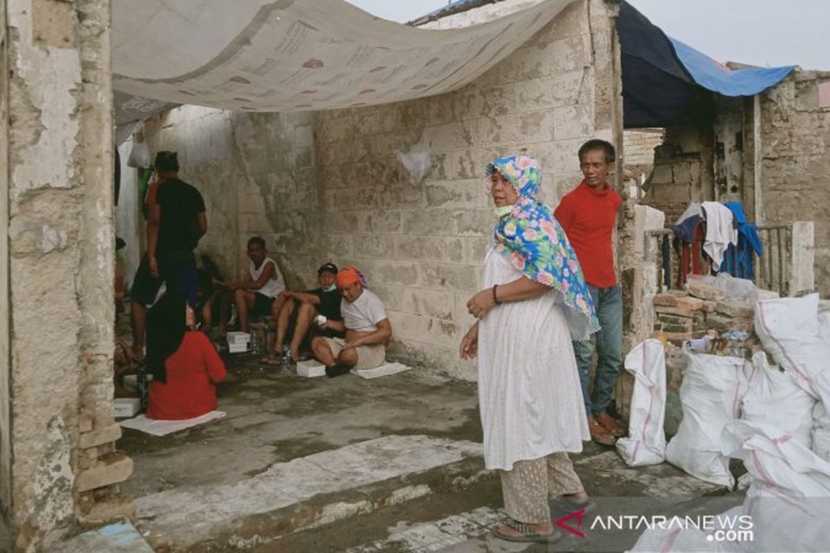 Warga korban kebakaran di Kelurahan Manggarai, Tebet, Jakarta Selatan, menempati puing rumahnya beratap terpal sebagai peristirahatan sementara.