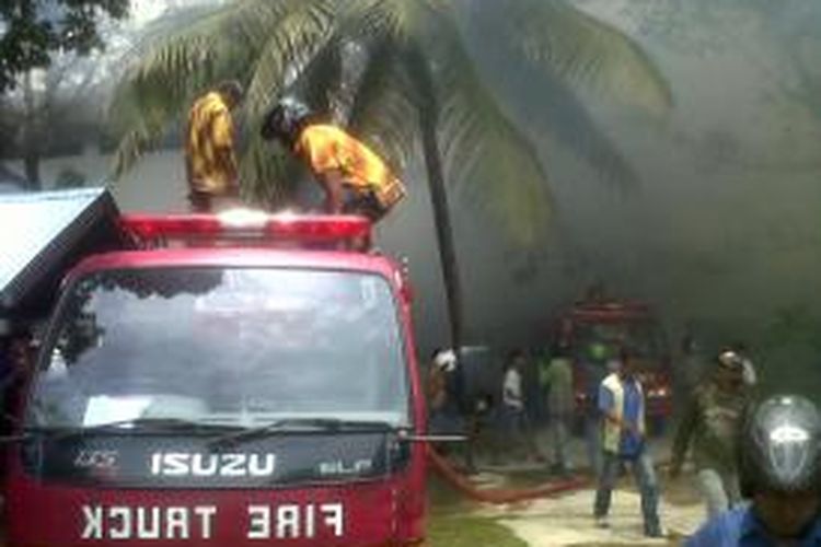 Sejumlah mobil  pemadam Kebakaran dikerahkan untuk memadamkan api yang membakar gedung Seminari Saveranium milik Keuskupan Amboina yang berada di kawasan Jalan Yan Paays Kecamatan Sirimau Ambon, Kamis siang (6/3/2014)