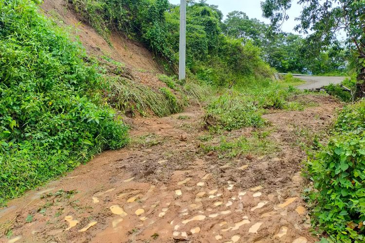 Longsor di Jalan Punik, Kabupaten Sumbawa, NTB, Rabu (8/2/2023)