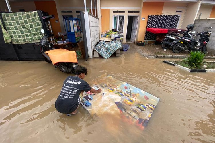 Kesibukan warga di Kompleks Bumi Citra Indah 2 Cipatik, RT 06 RW 10 Desa Cipatik, Kecamatan Cihampelas, Kabupaten Bandung Barat (KBB), Jawa Barat usai diterjang banjir, Minggu (26/11/2023).