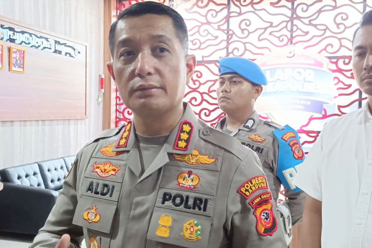 Kapolresta Bandung Kombes Pol Aldi Subartono saat diwawancarai terkait penangkapan enam tersangka pengrusakan lahan di perkebunan teh Pangalengan, Kabupaten Bandung, Jawa Barat, Rabu (10/12/2025)