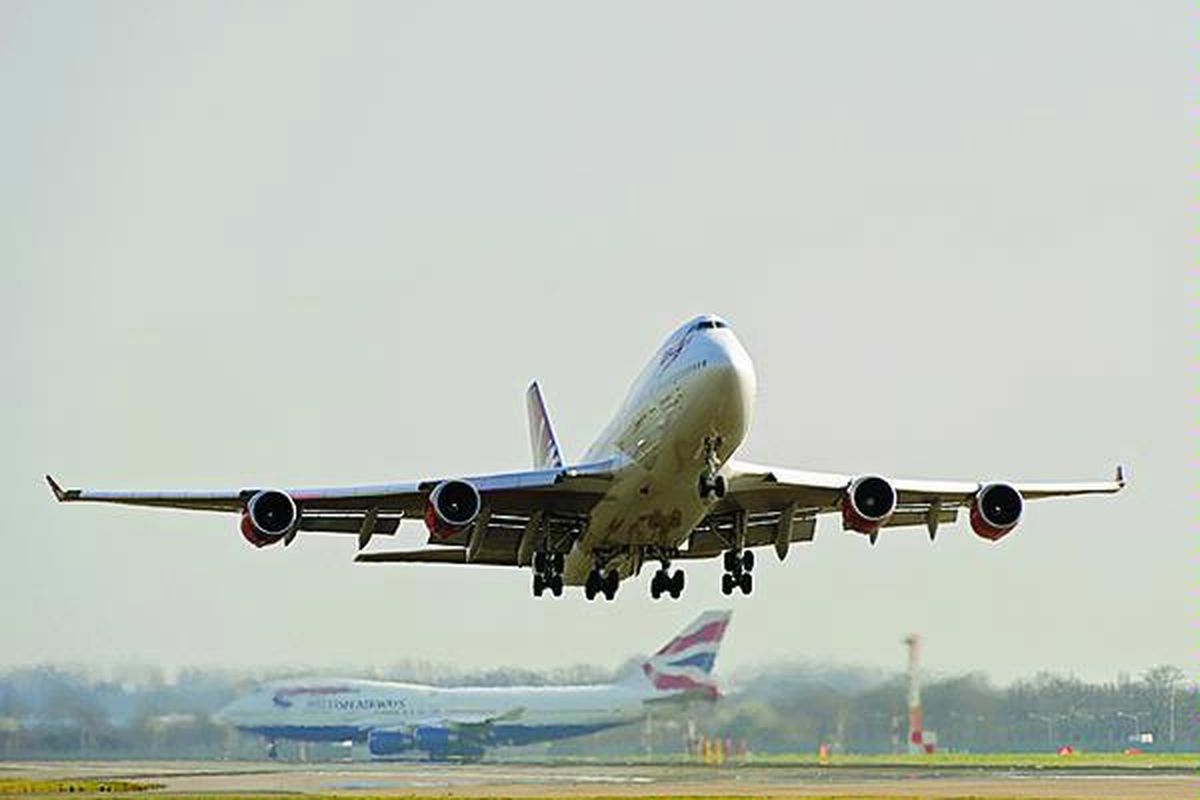 Pesawat terbang Virgin Atlantic lepas landas dari Bandara Internasional Heathrow, London, menuju Amsterdam dengan salah satu mesinnya menggunakan bio-bahan bakar yang antara lain diekstrak dari minyak kelapa, Minggu (24/2). Virgin Atlantic merupakan maskapai penerbangan pertama di dunia yang menggunakan bio-bahan bakar pada mesin pesawat terbangnya. 