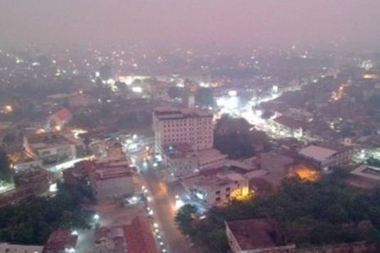 Suasana Kota Jambi yang diselimuti kabut asap di Jambi, Rabu (11/09). Sejumlah daerah di Provinsi Jambi masih terpapar kabut asap akibat kebakaran hutan dan lahan (karhutla) dan bertambah pekat dalam beberapa hari terakhir. 