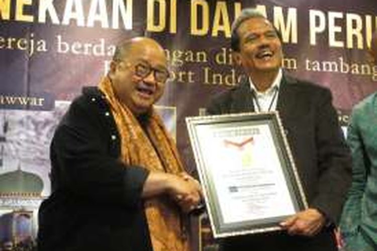 Ketua Umum MURI, Jaya Suprana (kiri) dan Presiden Direktur PT Freeport Indonesia, Chappy Hakim.