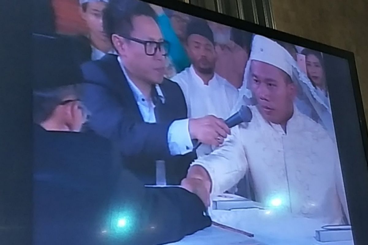 Vicky Prasetyo dan Angel Lelga menggelar akad nikah di Masjid Istiqlal, Jakarta Pusat, Jumat (9/2/2017). 