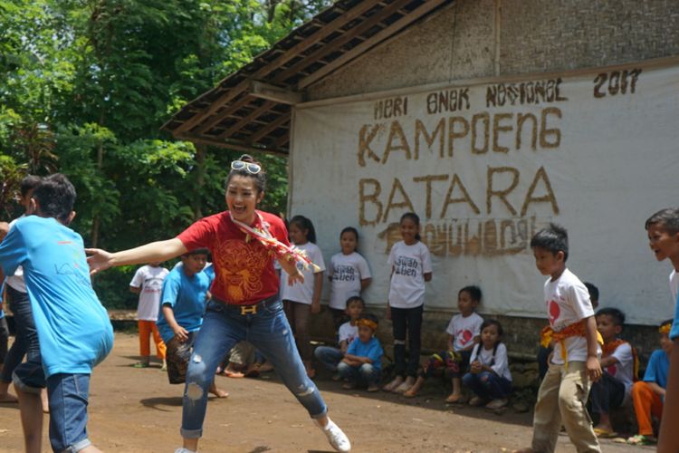 Fitri Carlina saat bermain gobak sodor di Kampung Baca Taman Rimba di Papring Kecamatan Kalipuro Banyuwangi Minggu (4/2/2018)