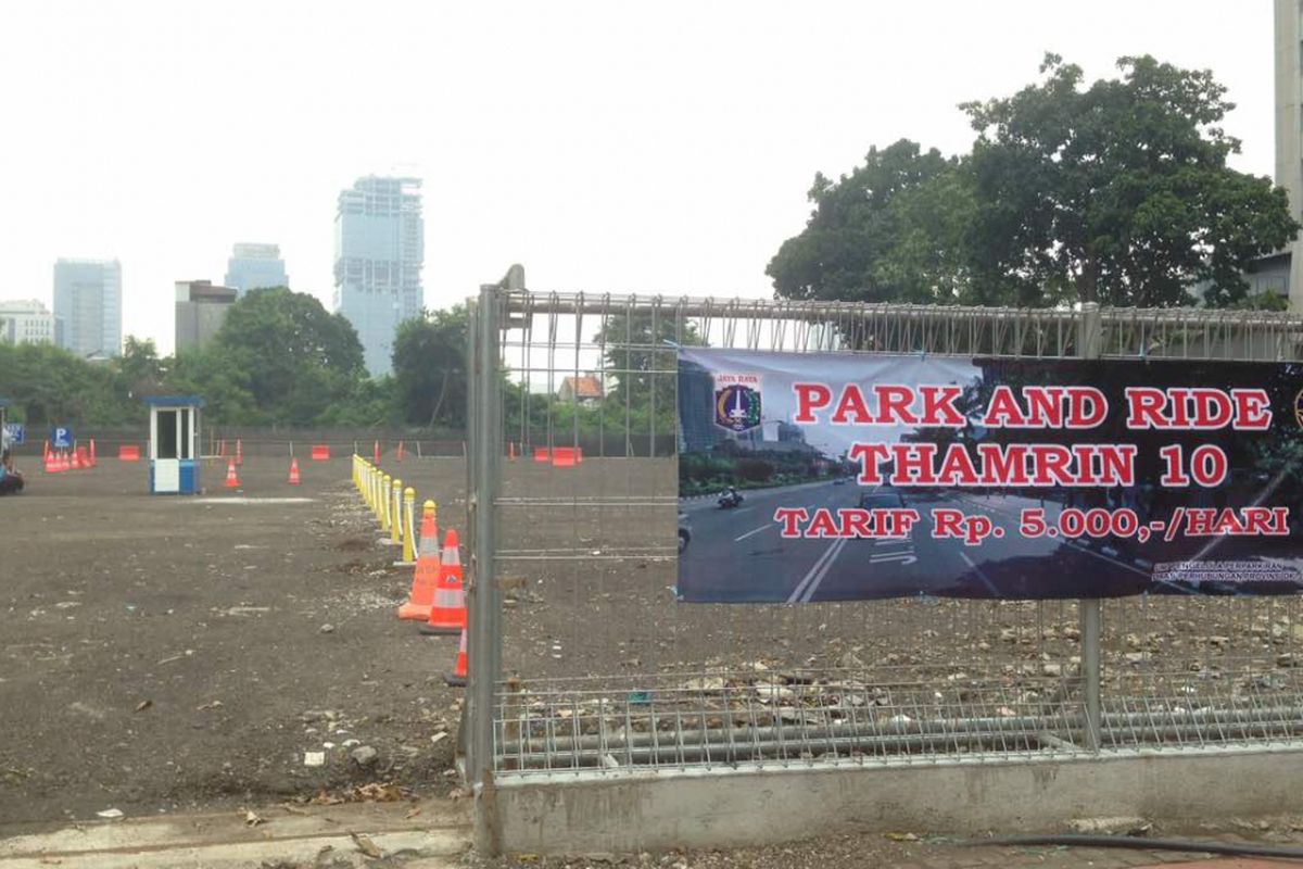 Fasilitas parkir Thamrin Park and Ride di kawasan Menteng, Jakarta Pusat, Selasa (18/04/2017). Harapannya fasilitas ini dapat menjadi pengurai kemacetan Jakarta dengan mendorong para pengguna kendaraan pribadi untuk naik transportasi umum.