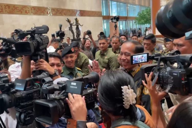 Presiden Joko Widodo ketika ketahuan berpura-pura menjadi awak usai menghadiri acara Musyawarah Perencanaan Pembangunan Nasional (Musrenbangnas) 2024 yang digelar di JCC, Senayan, Jakarta, pada Senin (6/5/2024).